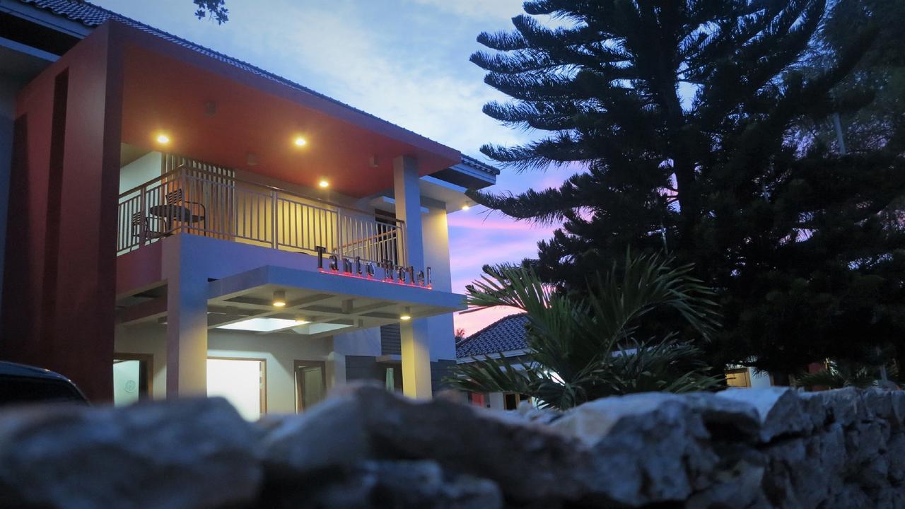 Tanto Hotel Waingapu Exterior foto
